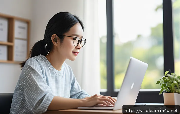 디지털 교육의 실용적 접근 - A focused Vietnamese young adult woman sitting at a modern home office desk, engaging in an online c...